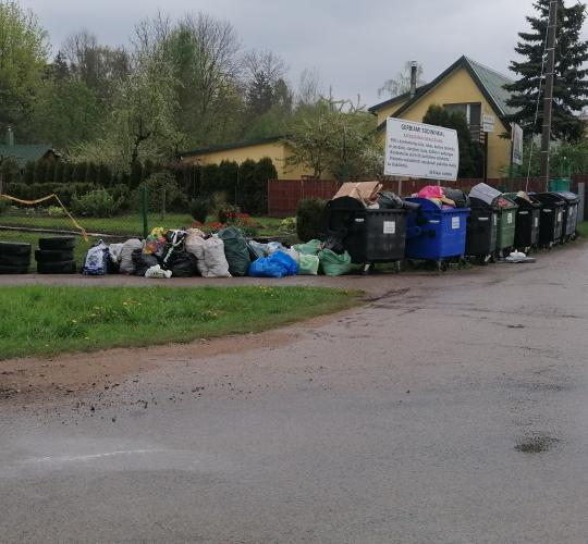 Rekonstrukcijai uždarius atliekų surinkimo aikštelę, gyventojai „krauna“ savo šiukšlynėlius